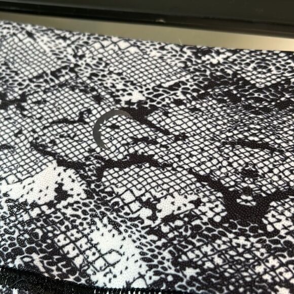 EUC Zyia Active Cobra Metallic Light n Tight Capri Legging Size 4 / Small - Picture 7 of 10